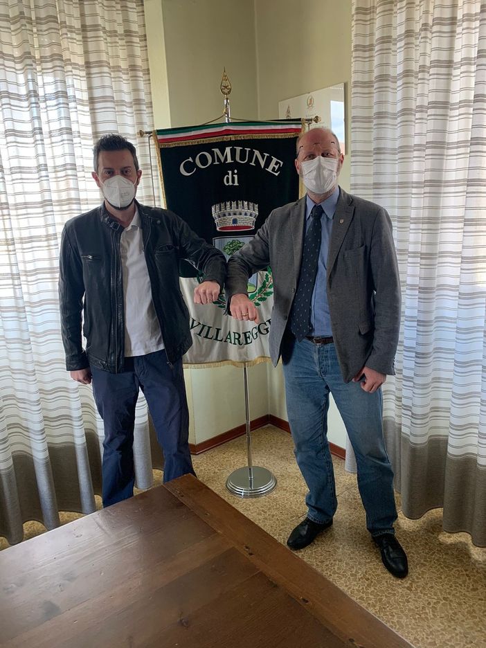 Due persone con uno stendardo Due persone con uno stendardo