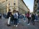Studenti all'esterno di una scuola