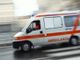 Rapinata e scaraventata fuori dall'auto. Giovane donna grave in ospedale