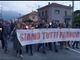 La fiaccolata di solidarietà al tabaccaio