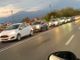 Una immagine delle tantissime auto ferme in coda