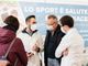 Appuntamento fieristico con stand e persone