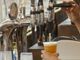 spillatrice con bicchiere di birra