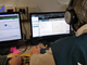 Agenti della Dia di fronte allo schermo di alcuni computer