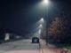 Filari di luci lungo una strada buia