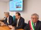 tre persone al tavolo