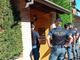 Forze di polizia che sgomberano una casa