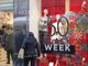 vetrina con sconti per il black friday