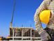muratore con casco in cantiere