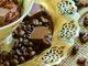 caffè in tazzina e pezzi di cioccolato