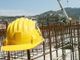 Cantieri fermi, con casco da operaio abbandonato in primo piano