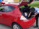 carabinieri perquisiscono auto rossa