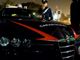 auto dei carabinieri di notte con due persone in divisa