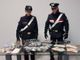 Carabinieri con droga e denaro sequestrato su un tavolo