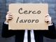 persona che regge un cartello con scritto &quot;cerco lavoro&quot;