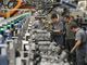operai che lavorano in linea di produzione