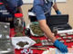 carabinieri con droga e denaro sul tavolo posti sotto sequestro
