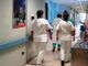 medici e infermieri in corsia