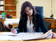 Donna manager che legge il giornale alla scrivania