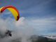 Precipita con il parapendio, uomo si frattura le gambe