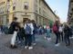 ragazzi davanti a scuola