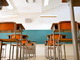 Scuola aula vuota con sedie e banchi