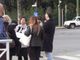 Persone davanti al tribunale di Torino
