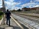 stazione luogo della tragedia di Brandizzo con poliziotto
