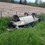 L'auto incidentata, finita in mezzo ai prati