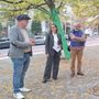 La sindaca Elena Piastra tra l'artista Osvaldo Neirotti e il Presidente dei ColoriQuadri APS Roberto Fraternali davanti all'opera gli alberi dipinti La sindaca Elena Piastra tra l'artista Osvaldo Neirotti e il Presidente dei ColoriQuadri APS Roberto Fraternali davanti all'opera gli alberi dipinti