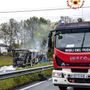 Un bus divorato dalle fiamme a Volpiano