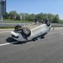 Brutto incidente sull'autostrada A5: auto si ribalta
