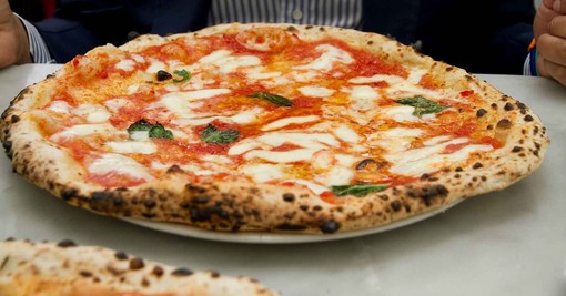Pizza margherita servita in un piatto Pizza margherita servita in un piatto