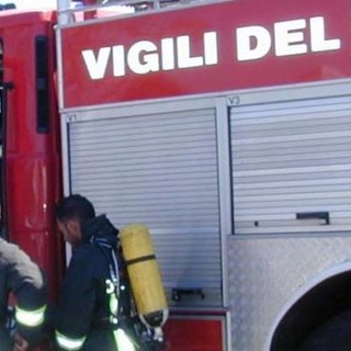 Volpiano, furgone si ribalta lungo l'autostrada verso Aosta e perde il suo carico