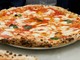 Pizza margherita servita in un piatto Pizza margherita servita in un piatto