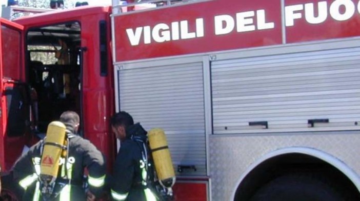 Incendio nella notte a Chivasso: 4 persone in ospedale per controlli