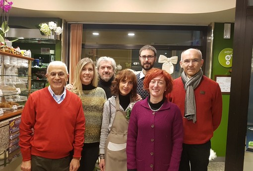 Roberto Barbero con i membri dell'associazione Prisma e alcuni rappresentanti dell'amministrazione comunale