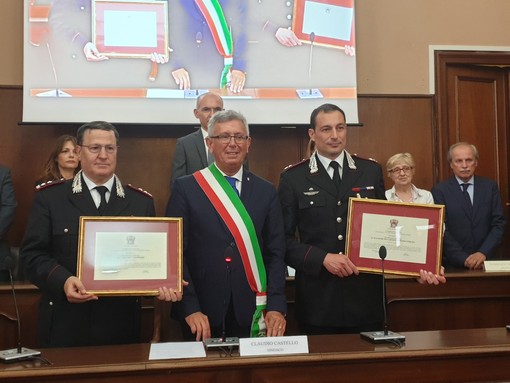 Il sindaco Claudio Castello con il Comandante della Legione dei Carabinieri Generale di Divisione Mariano Ignazio Mossa, ed il Maggiore Dario Ferrara (a destra) Il sindaco Claudio Castello con il Comandante della Legione dei Carabinieri Generale di Divisione Mariano Ignazio Mossa, ed il Maggiore Dario Ferrara (a destra)