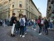 Studenti all'esterno di una scuola Studenti all'esterno di una scuola