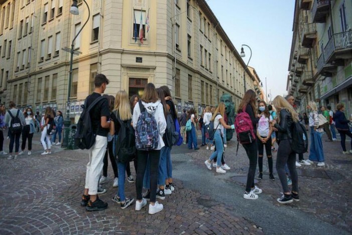 Studenti all'esterno di una scuola Studenti all'esterno di una scuola