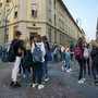 Studenti all'esterno di una scuola Studenti all'esterno di una scuola