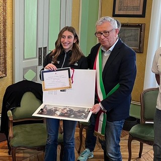 Chivasso celebra la campionessa italiana di nuoto Lara Ariagno
