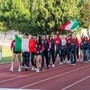 Sfilata di giovani con bandiere