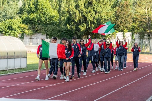Sfilata di giovani con bandiere