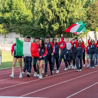 Sfilata di giovani con bandiere