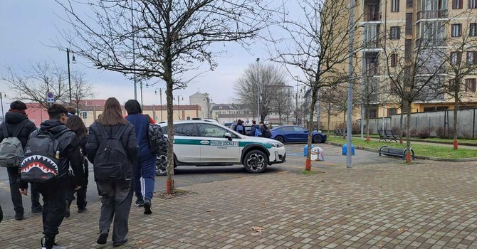 Controlli della Polizia locale di Chivasso nei pressi delle scuole