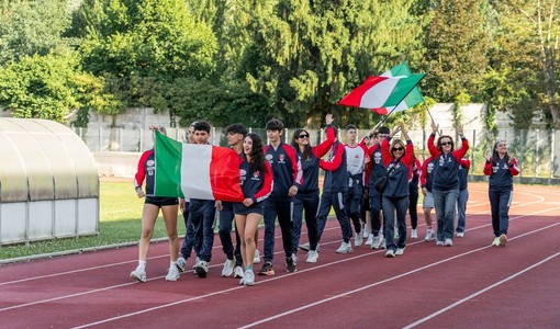 Sfilata di giovani con bandiere