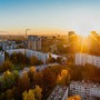 Estate in città: trucchi per vivere meglio tra caldo, bollette e routine