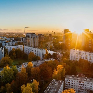 Estate in città: trucchi per vivere meglio tra caldo, bollette e routine