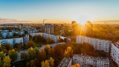 Estate in città: trucchi per vivere meglio tra caldo, bollette e routine